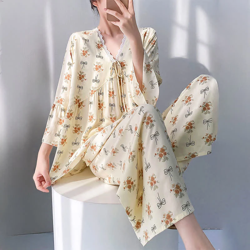 Rustikaler Pyjama mit Blumen- und Schleifenbesatz