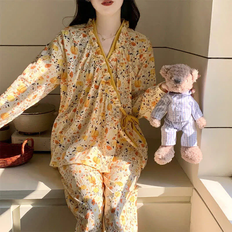Gelber Pyjama-Set mit Rüschenkragen und Blumenmuster
