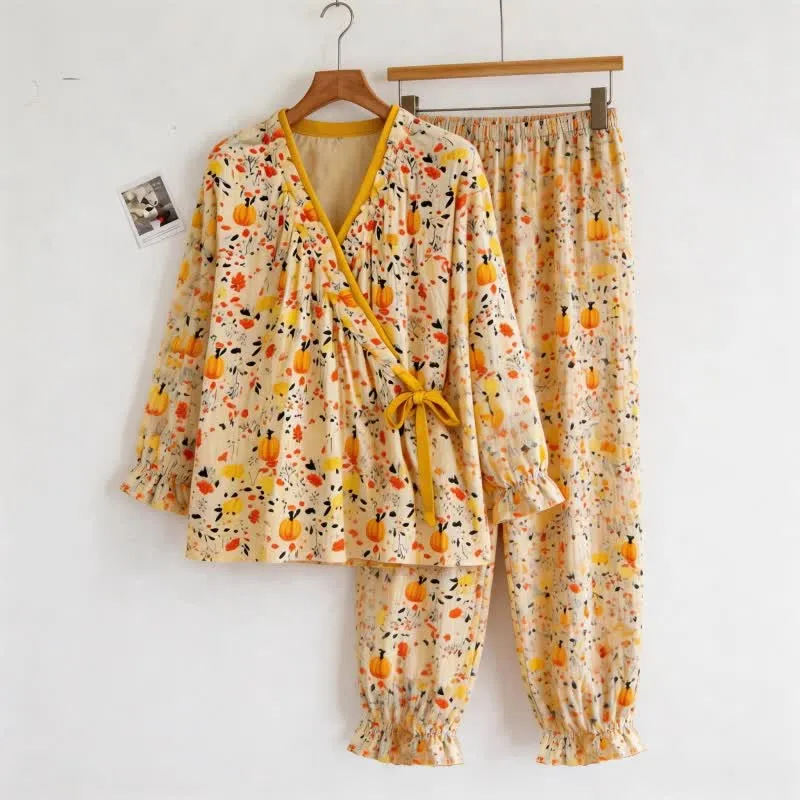 Gelber Pyjama-Set mit Rüschenkragen und Blumenmuster