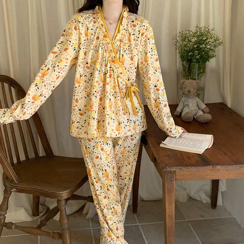Gelber Pyjama-Set mit Rüschenkragen und Blumenmuster