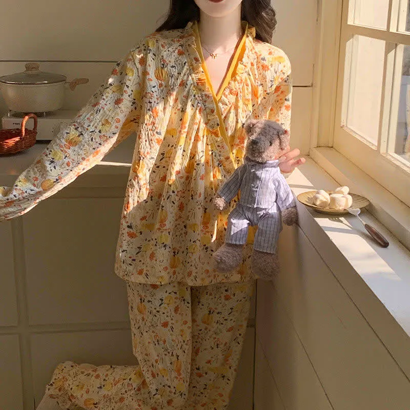 Gelber Pyjama-Set mit Rüschenkragen und Blumenmuster