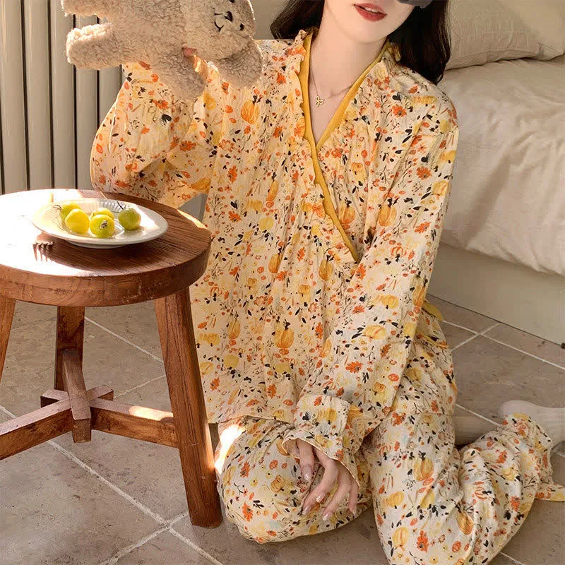 Gelber Pyjama-Set mit Rüschenkragen und Blumenmuster