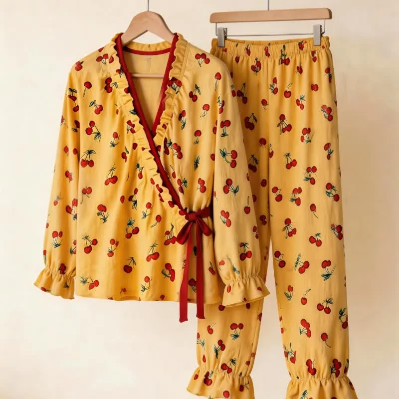 Pyjama-Set mit Rüschenkragen und Kirschmuster