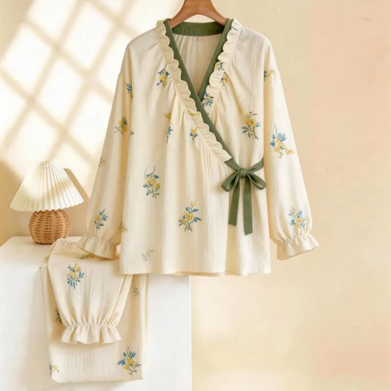 Pyjama-Set mit Rüschenkragen und botanischem Blumenmuster