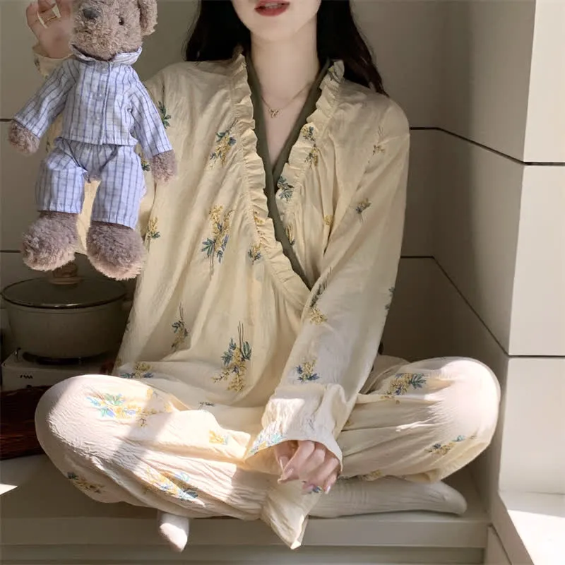 Pyjama-Set mit Rüschenkragen und botanischem Blumenmuster