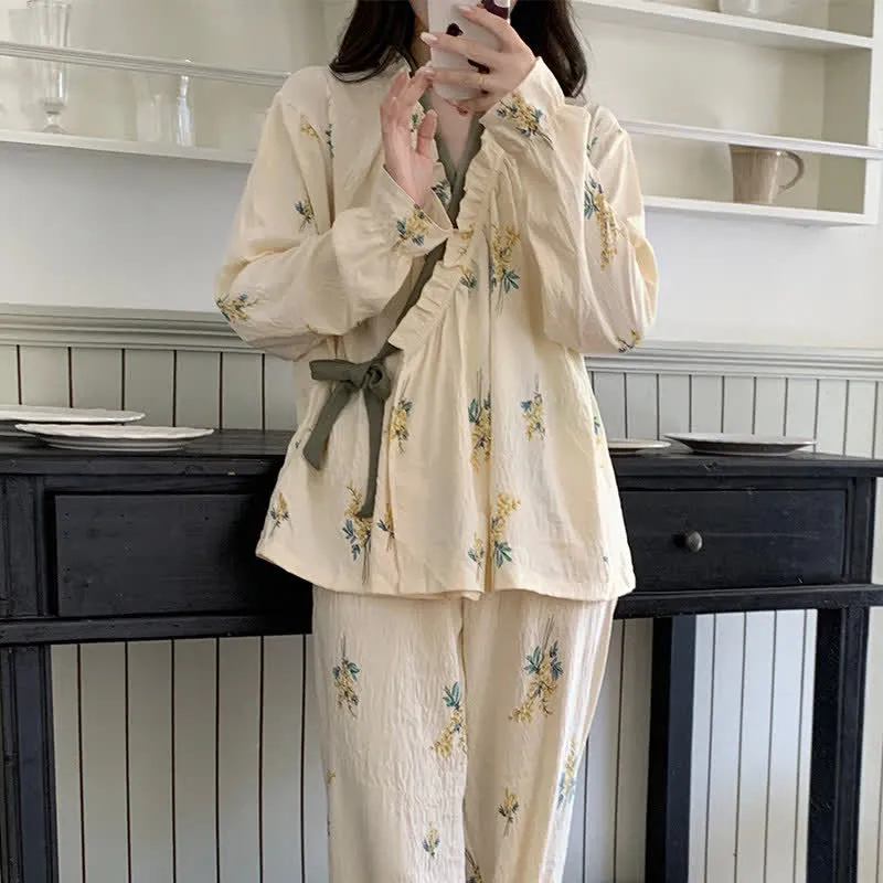Pyjama-Set mit Rüschenkragen und botanischem Blumenmuster