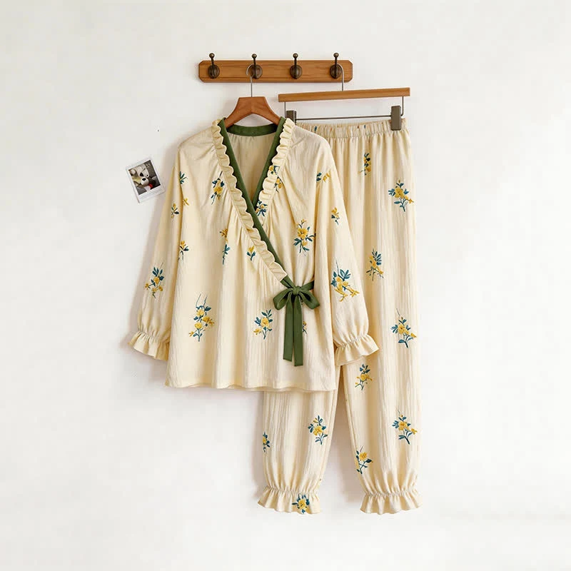 Pyjama-Set mit Rüschenkragen und botanischem Blumenmuster