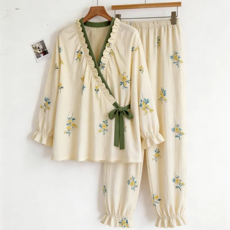 Pyjama-Set mit Rüschenkragen und botanischem Blumenmuster