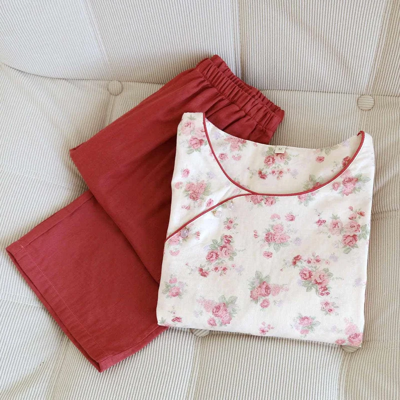 Romantischer Rosen-Pyjama aus Baumwollgaze