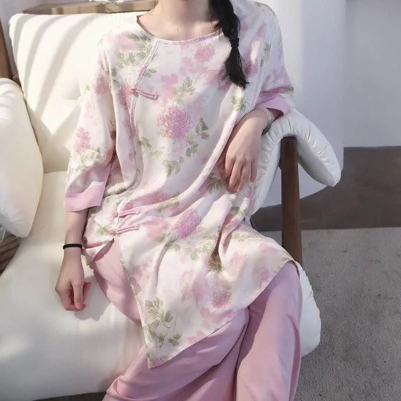 Elegantes Loungewear-Set im orientalischen Stil mit Chrysanthemenmotiv