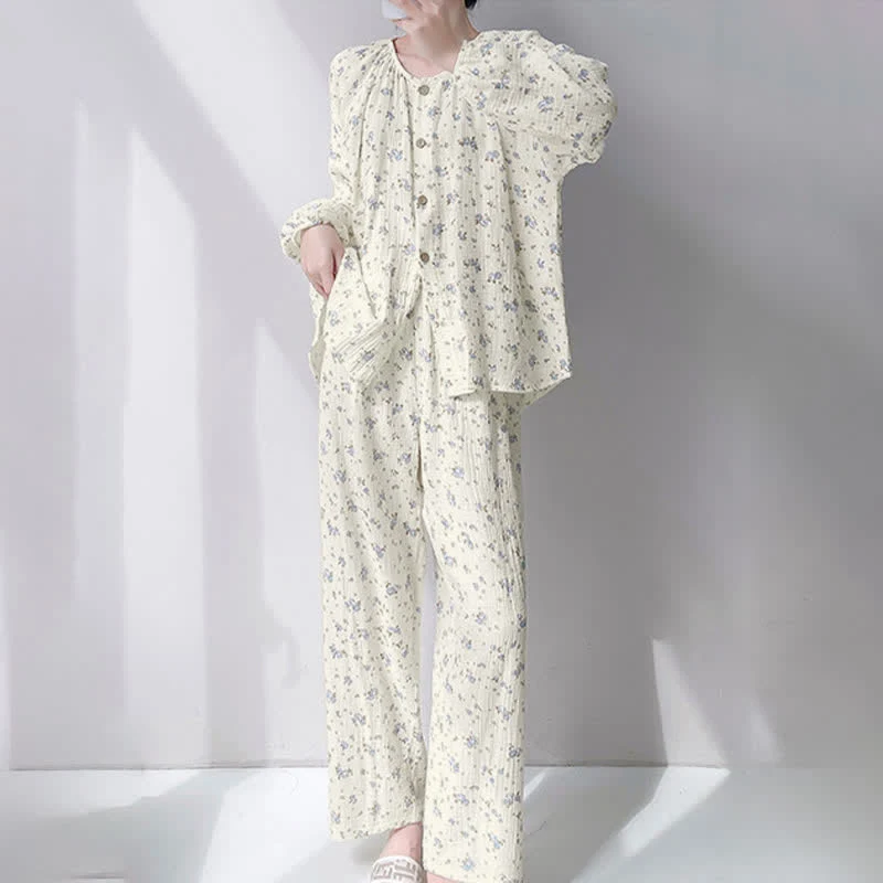 Grauer Pyjama aus doppellagigem Baumwollgewebe mit zartem Blumenmuster