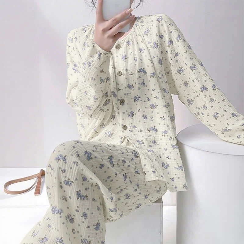 Grauer Pyjama aus doppellagigem Baumwollgewebe mit zartem Blumenmuster