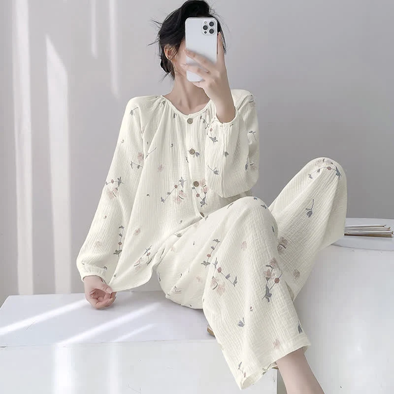 Rustikaler Pyjama aus doppellagigem Baumwollgewebe mit Blumenmuster