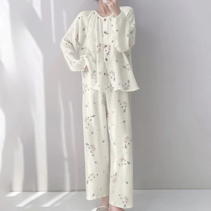 Rustikaler Pyjama aus doppellagigem Baumwollgewebe mit Blumenmuster
