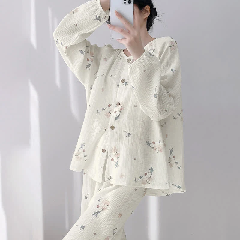 Rustikaler Pyjama aus doppellagigem Baumwollgewebe mit Blumenmuster