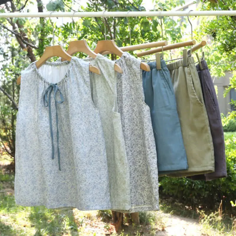 Pyjama-Set aus Baumwoll-Tanktop und Shorts mit kleinem Blumenmuster
