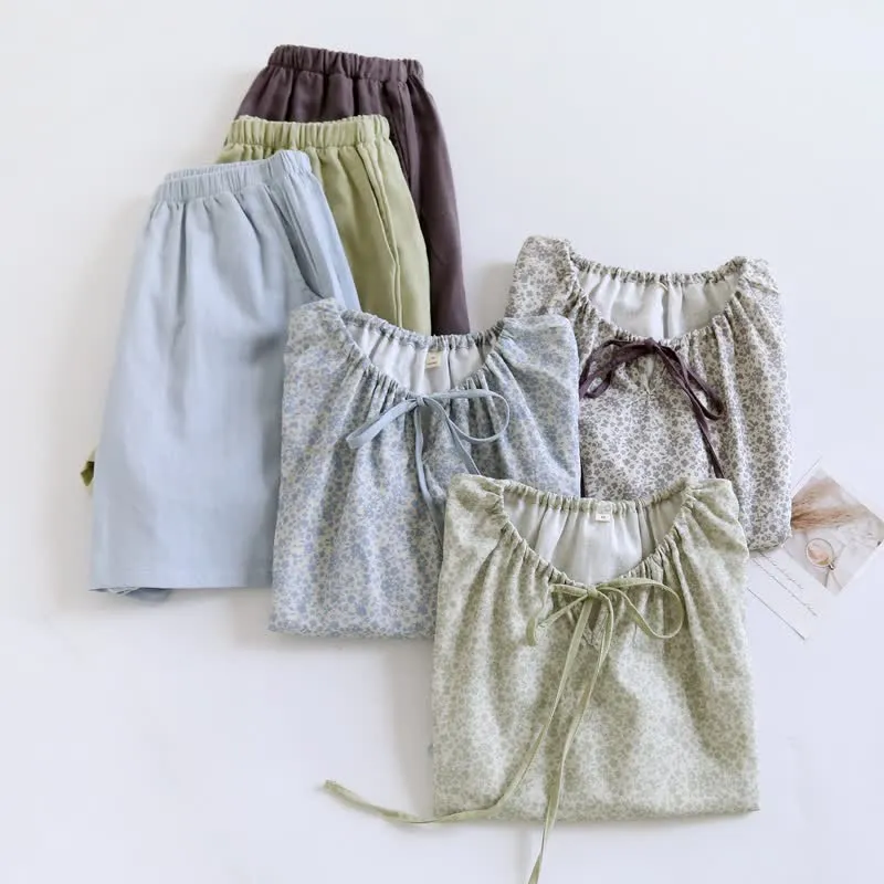 Pyjama-Set aus Baumwoll-Tanktop und Shorts mit kleinem Blumenmuster