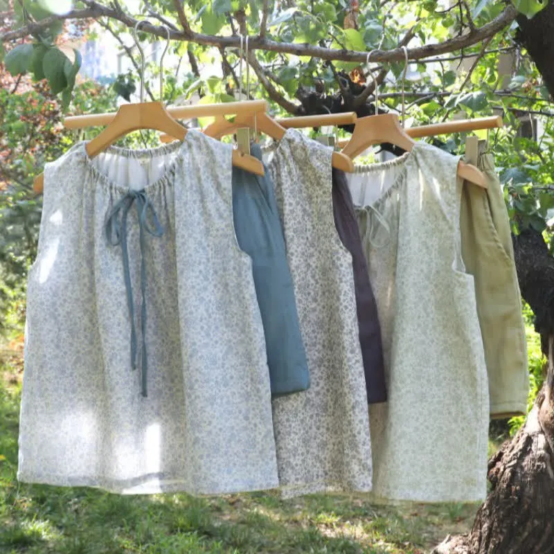 Pyjama-Set aus Baumwoll-Tanktop und Shorts mit kleinem Blumenmuster