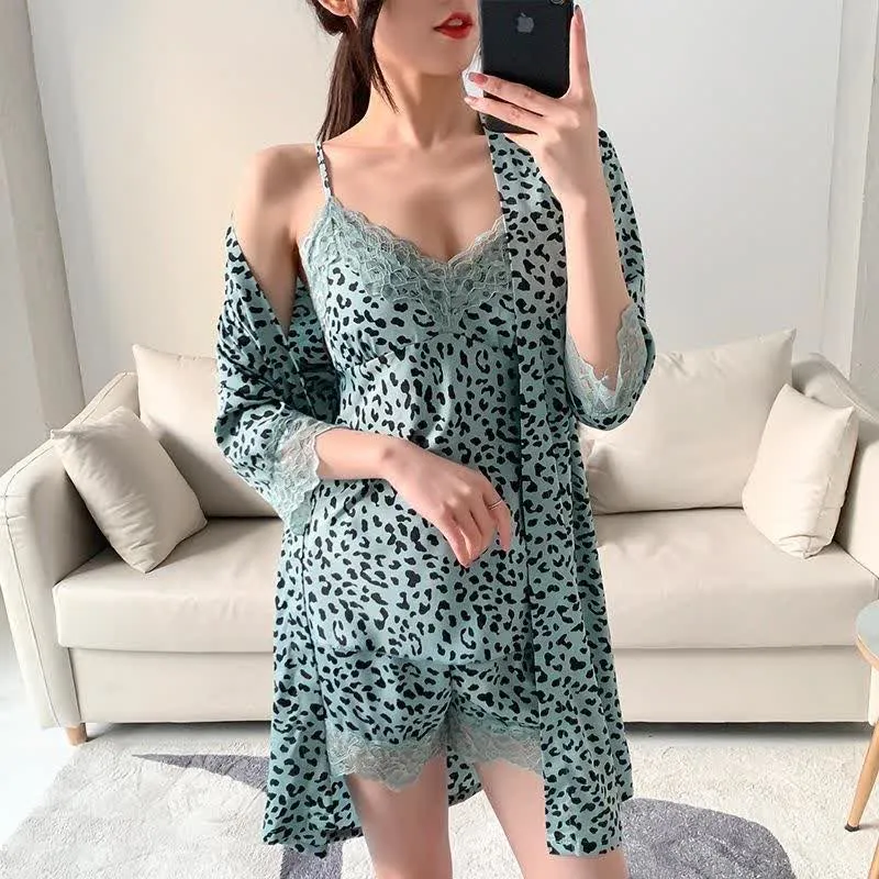 Set aus Shorts und Bademantel mit Leopardenmuster und Spitzenbesatz