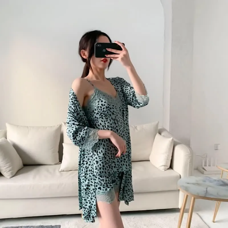 Set aus Shorts und Bademantel mit Leopardenmuster und Spitzenbesatz