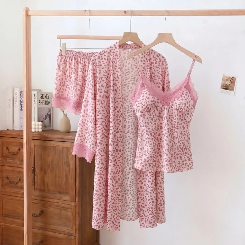 Set aus Shorts und Bademantel mit Leopardenmuster und Spitzenbesatz