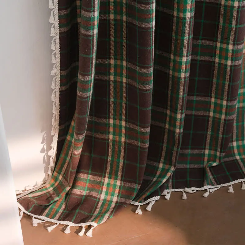 Grüner karierter Quastenvorhang im Vintage-Stil