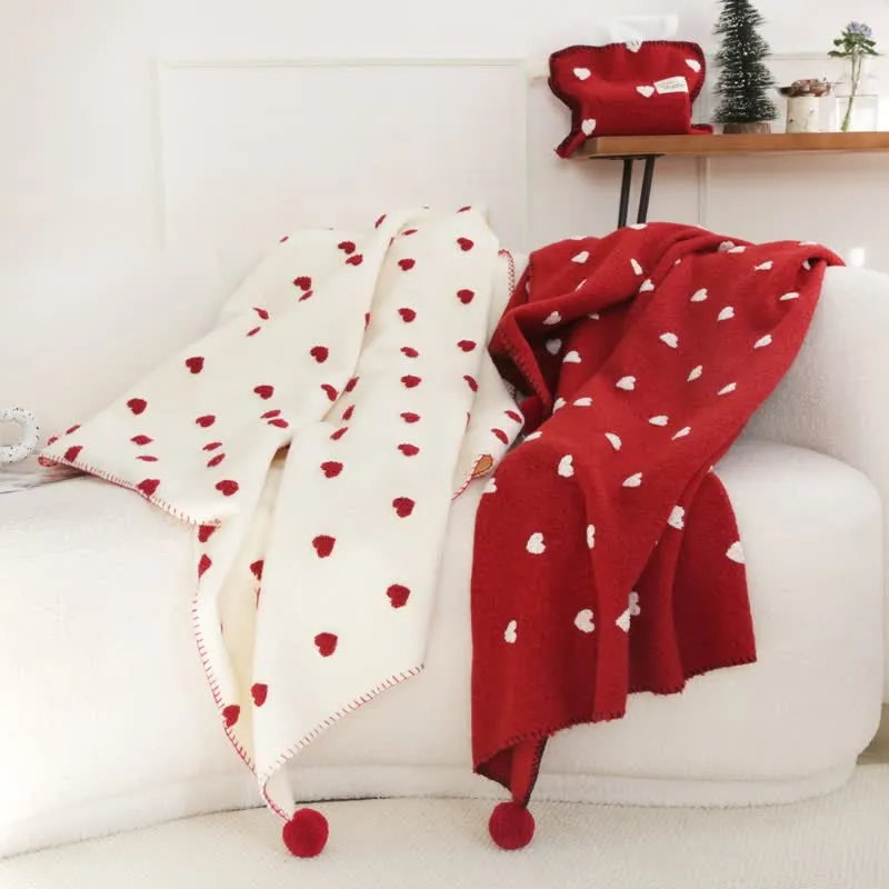 Herzförmige Kuscheldecke mit Pompons