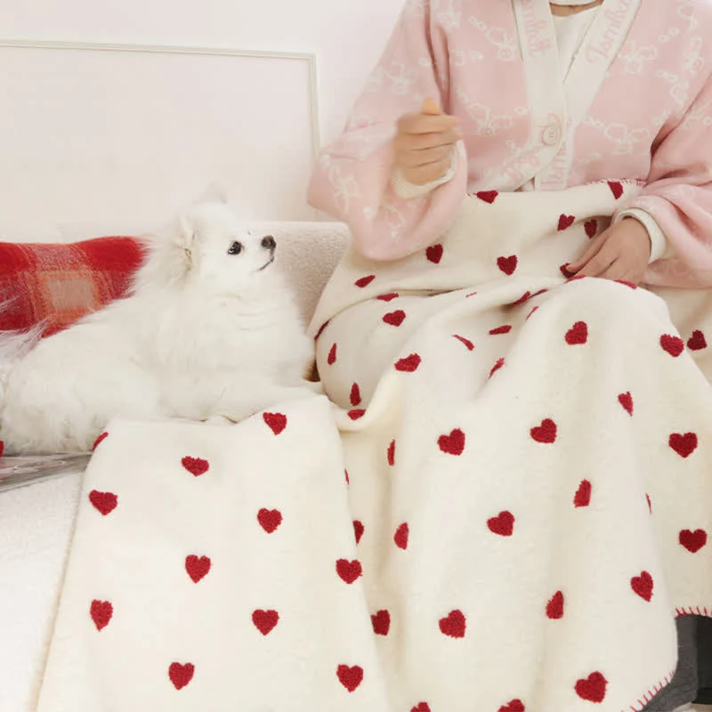 Herzförmige Kuscheldecke mit Pompons