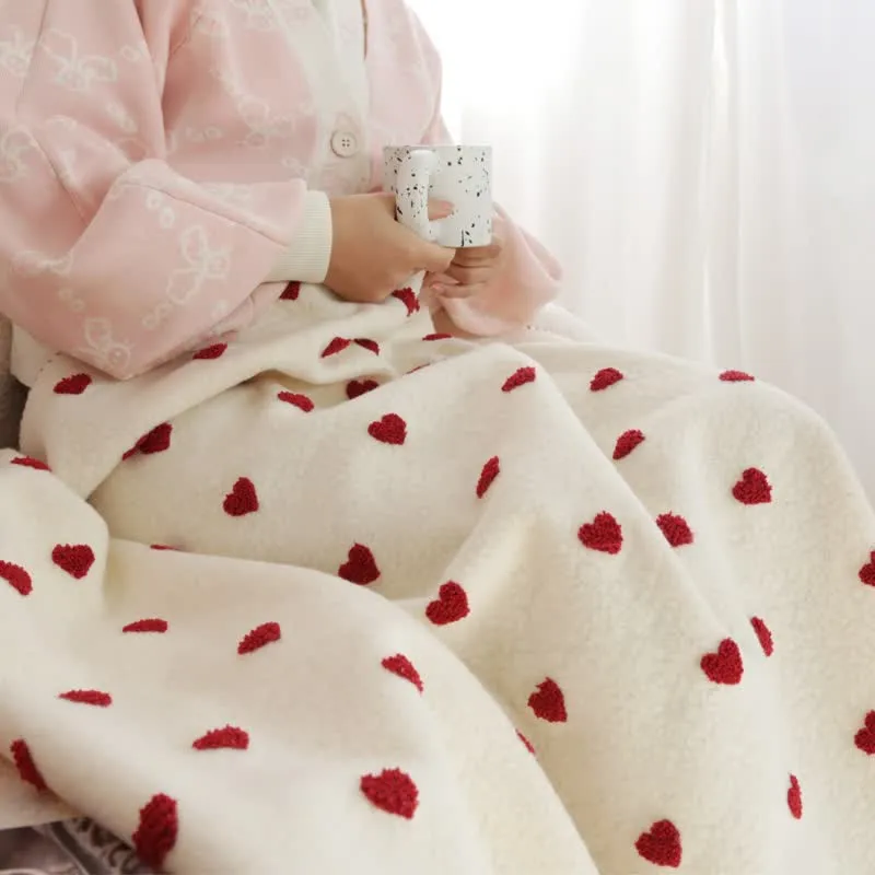 Herzförmige Kuscheldecke mit Pompons