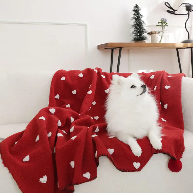 Herzförmige Kuscheldecke mit Pompons