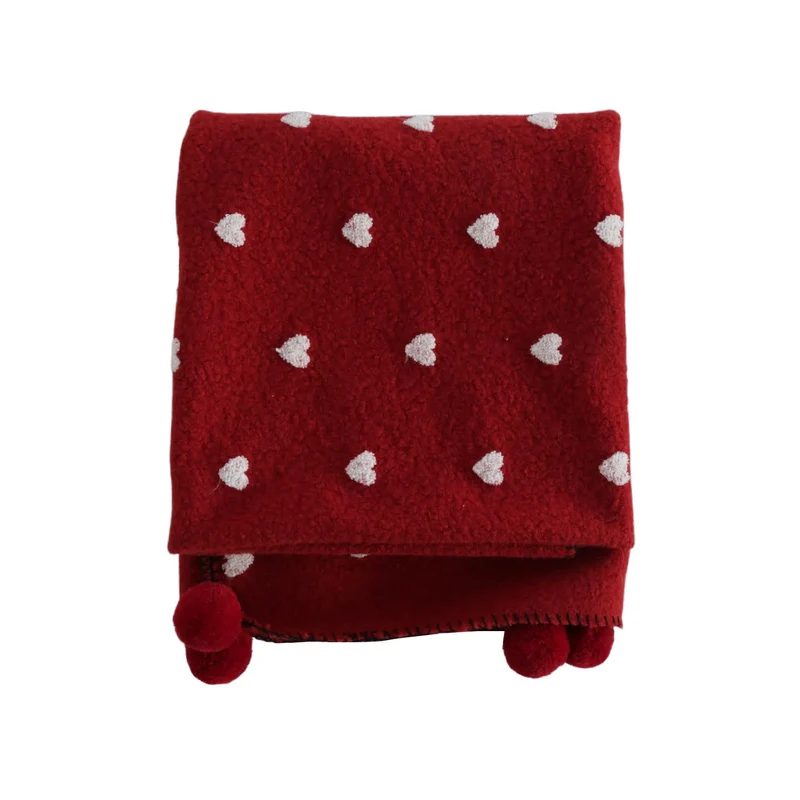 Herzförmige Kuscheldecke mit Pompons