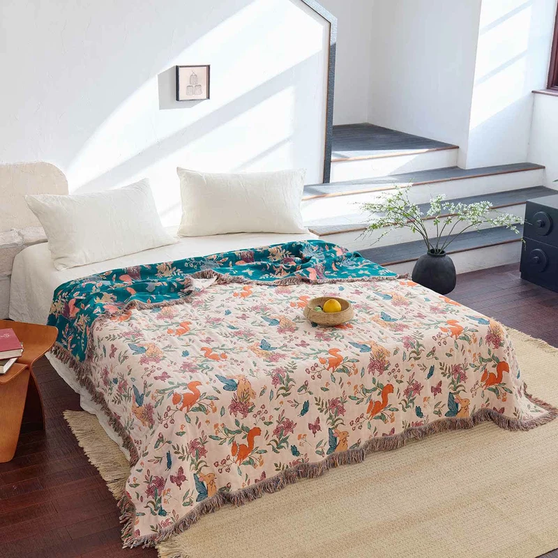 Quilt aus Baumwollgaze mit Eichhörnchen-, Schmetterlings- und Blumenmuster