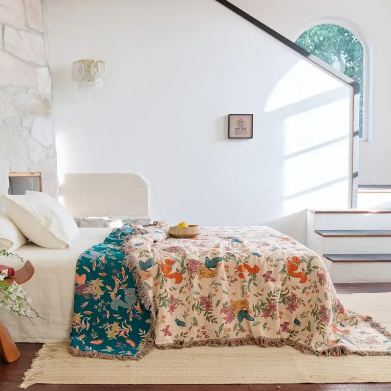 Quilt aus Baumwollgaze mit Eichhörnchen-, Schmetterlings- und Blumenmuster