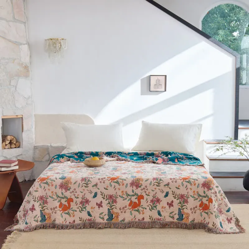 Quilt aus Baumwollgaze mit Eichhörnchen-, Schmetterlings- und Blumenmuster