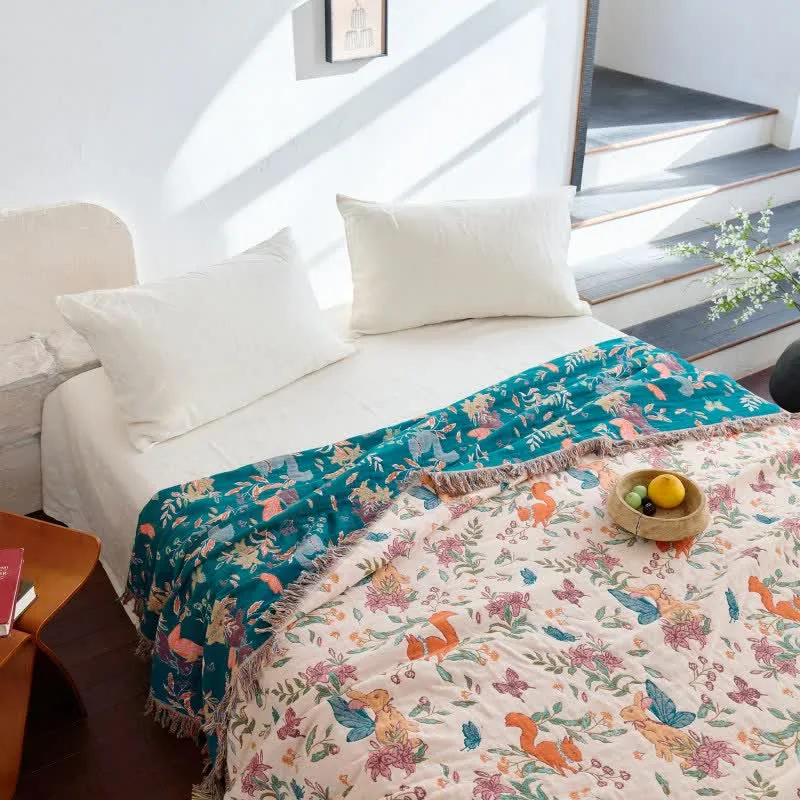 Quilt aus Baumwollgaze mit Eichhörnchen-, Schmetterlings- und Blumenmuster