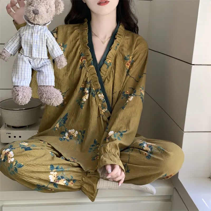Grüner Pyjama-Set mit Rüschenkragen und Blumenmuster