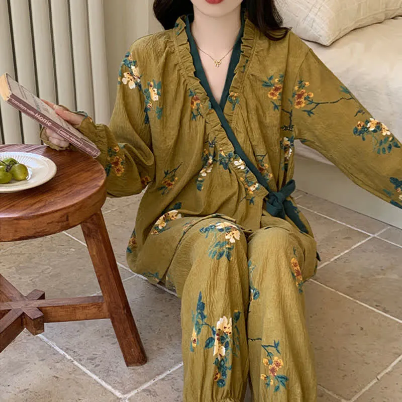 Grüner Pyjama-Set mit Rüschenkragen und Blumenmuster