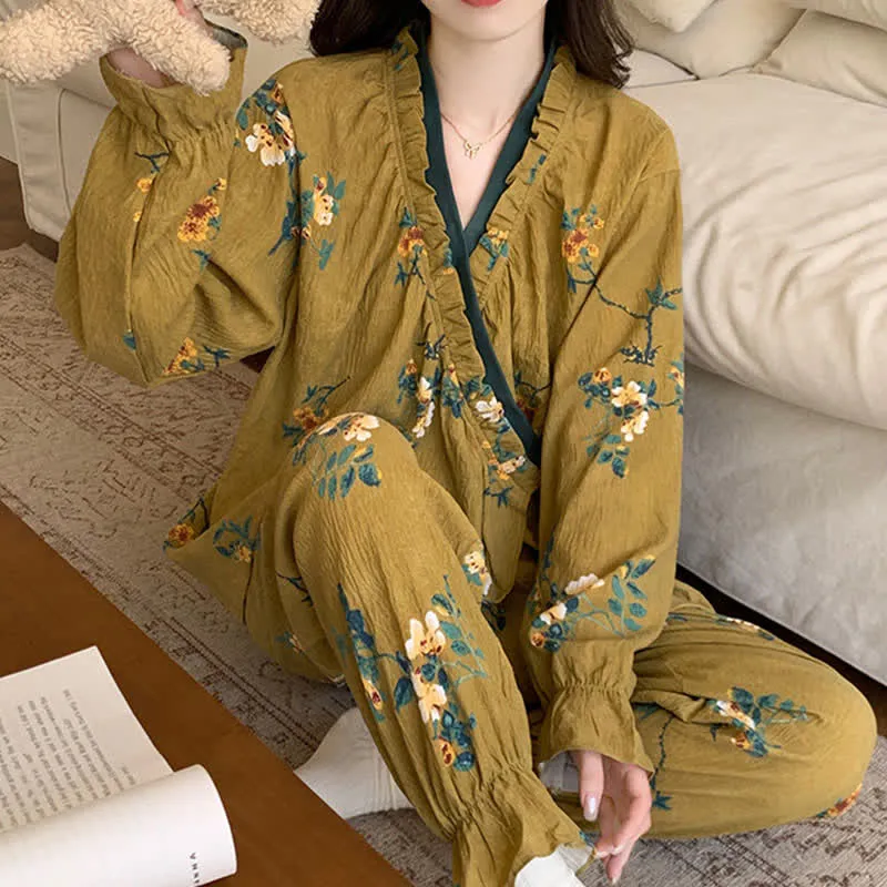 Grüner Pyjama-Set mit Rüschenkragen und Blumenmuster