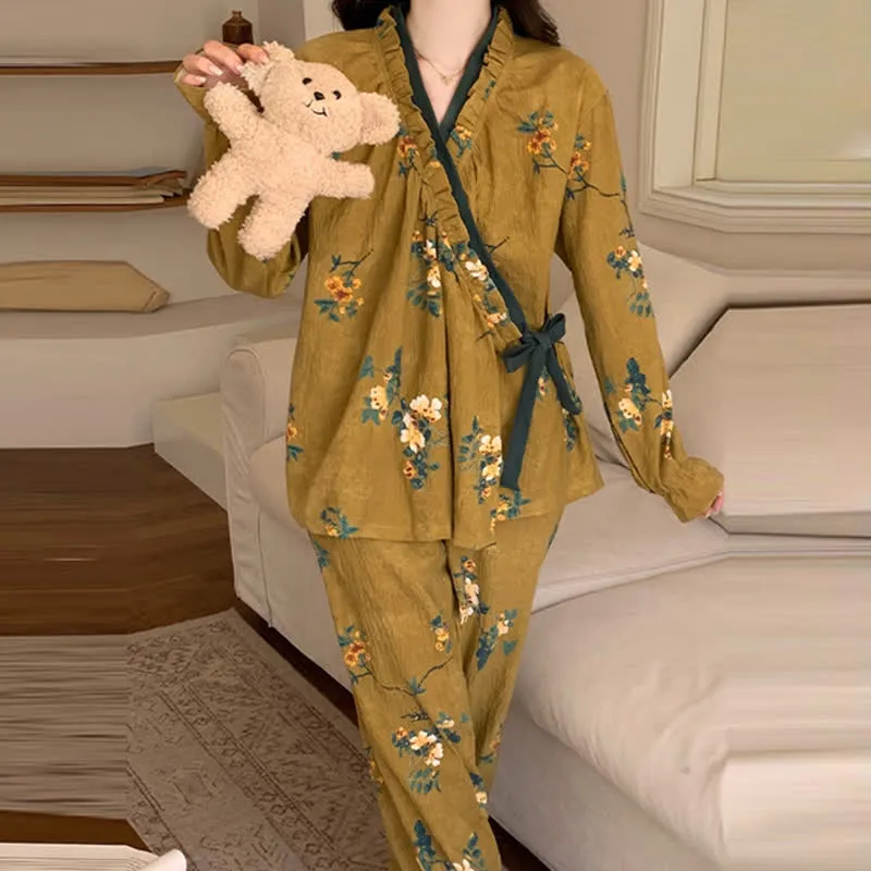 Grüner Pyjama-Set mit Rüschenkragen und Blumenmuster