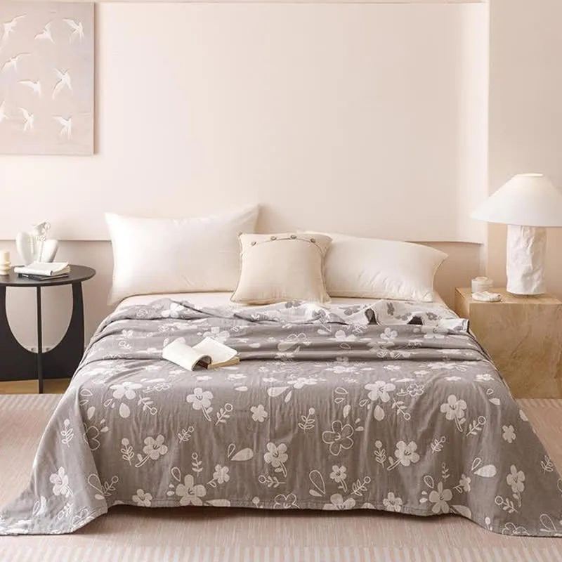 Elegante, dreilagige Baumwoll-Gaze-Steppdecke mit floralem Jacquardmuster