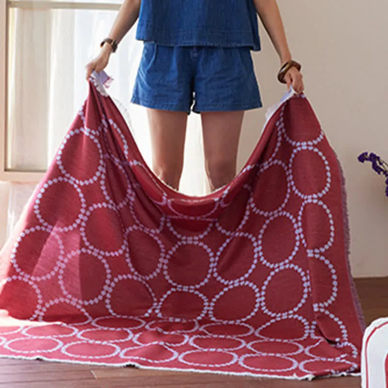 Wendbare Kuscheldecke mit Kreismuster und Quasten