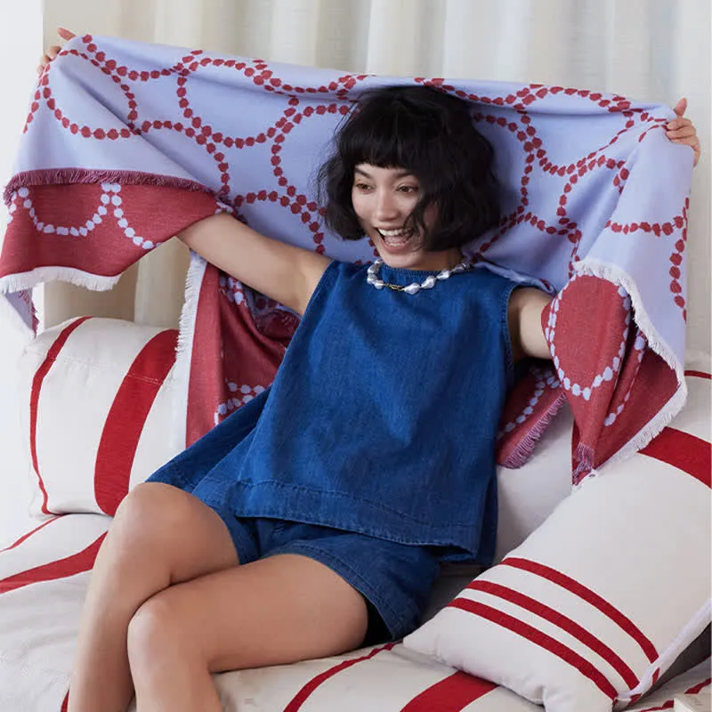 Wendbare Kuscheldecke mit Kreismuster und Quasten