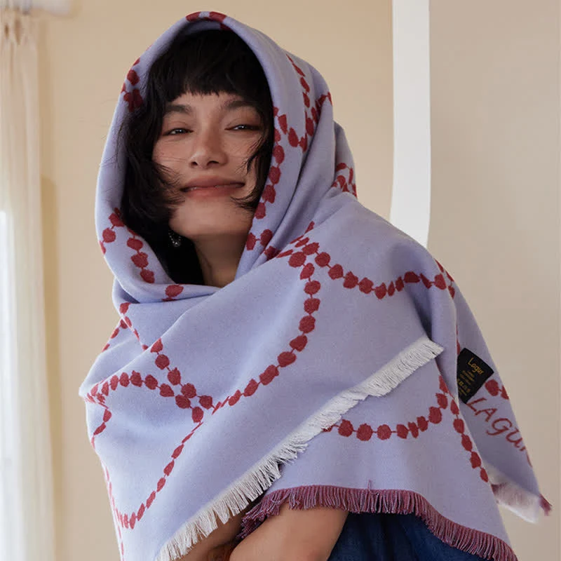 Wendbare Kuscheldecke mit Kreismuster und Quasten