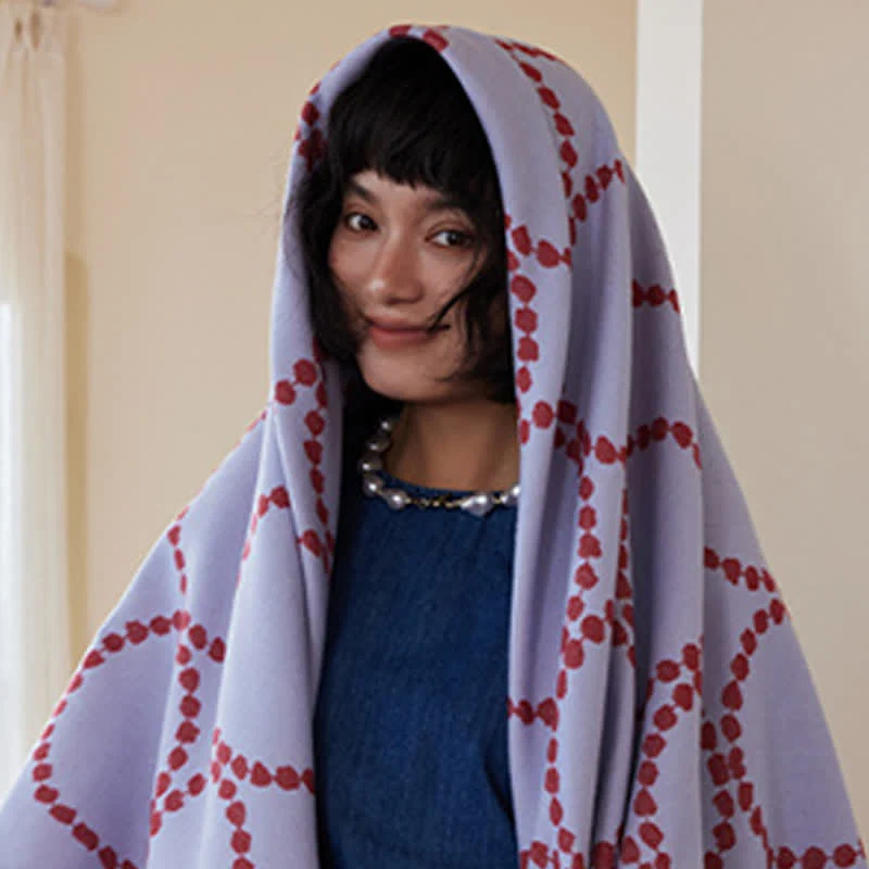 Wendbare Kuscheldecke mit Kreismuster und Quasten