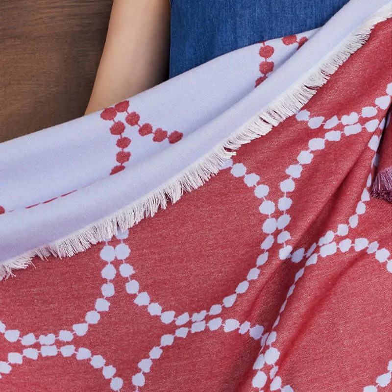 Wendbare Kuscheldecke mit Kreismuster und Quasten