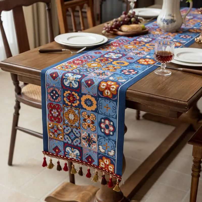 Tischläufer mit geometrischem Jacquard-Muster und Quasten
