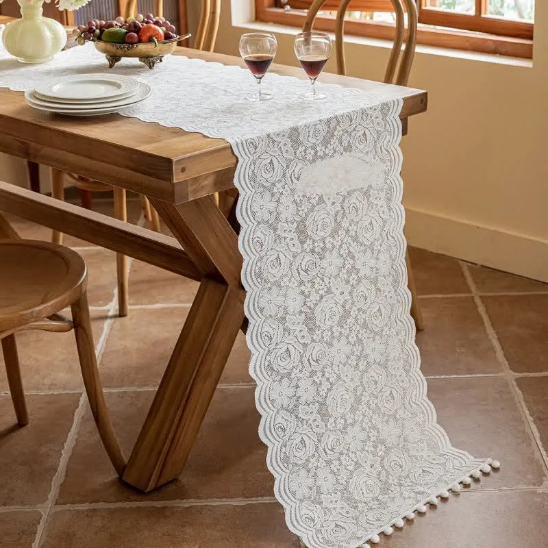 Tischläufer mit Rosenjacquard-Spitze und Quasten