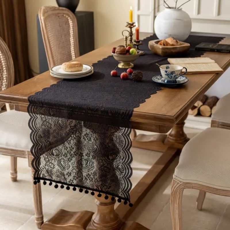Tischläufer mit Rosenjacquard-Spitze und Quasten