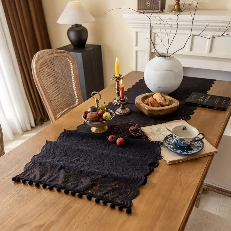 Tischläufer mit Rosenjacquard-Spitze und Quasten