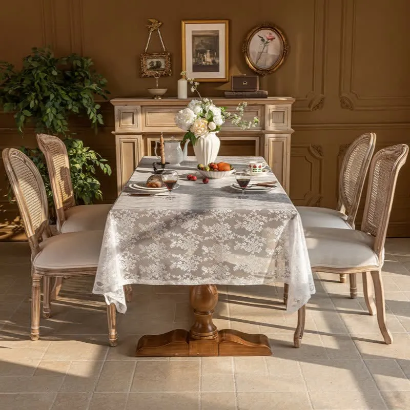 Tischdecke mit floralem Jacquard-Spitzenmuster und Muschelkante